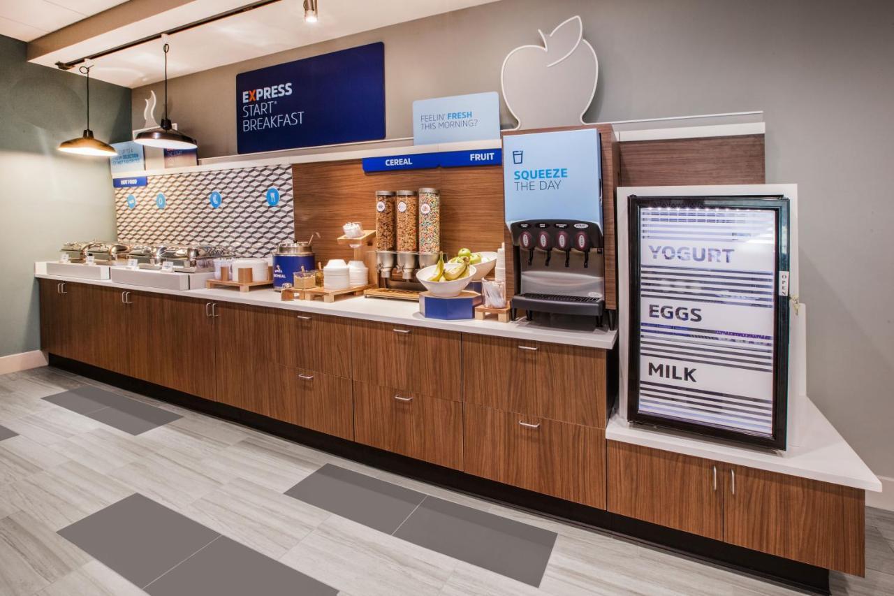 Holiday Inn Express Des Moines-At Drake University, An Ihg Hotel Екстер'єр фото